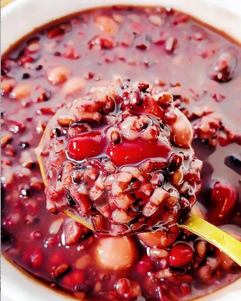 Eight-treasure congee — a thick bowl of bā bǎo zhōu with red dates, beans and nuts
